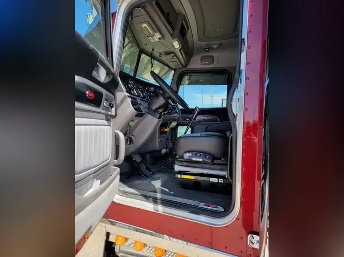 2022 Peterbilt 389