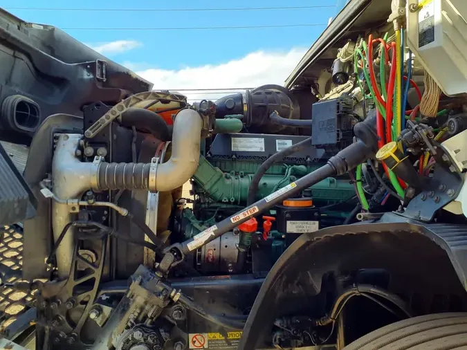 2019 VOLVO VNR64T-640