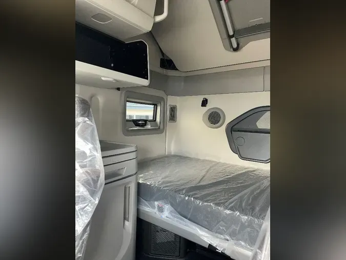 2026 VOLVO VNL64T860