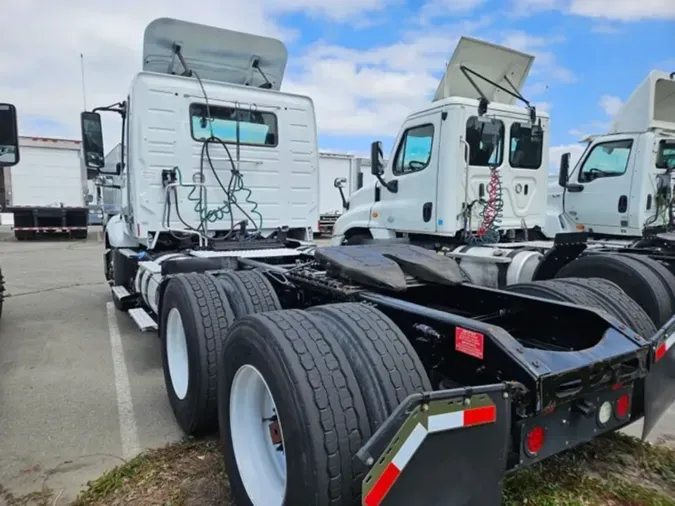 2019 VOLVO VNL64T-300