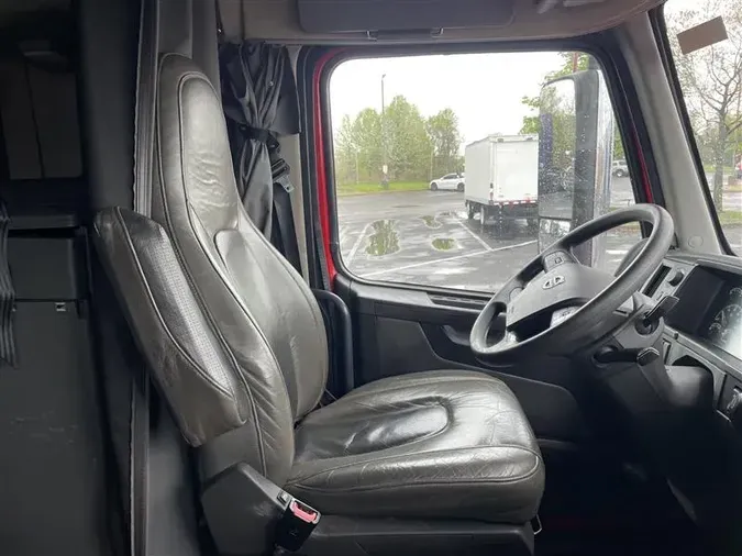 2021 VOLVO VNL740