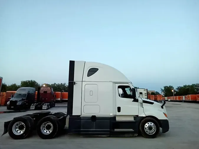 2021 Freightliner Cascadia 126