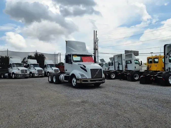 2019 VOLVO VNL64T-300