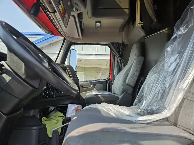 2020 VOLVO VNL64T760