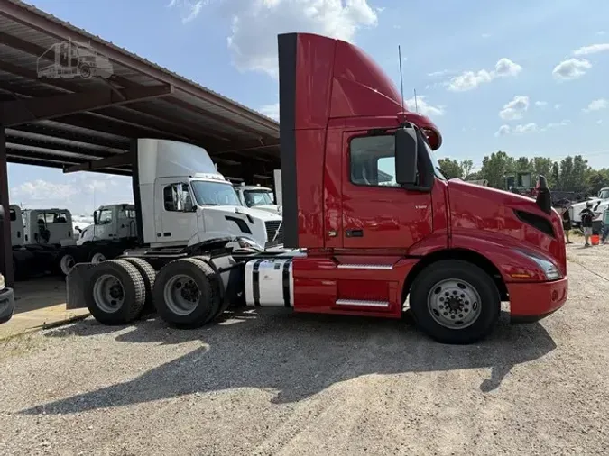 2021 VOLVO VNR64T300