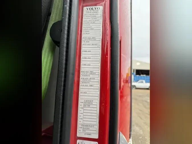 2022 VOLVO VNR64T300