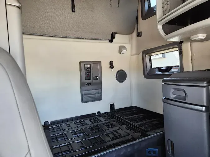 2019 VOLVO VNL64T760