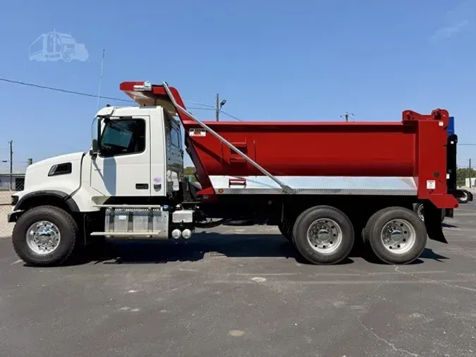 2025 VOLVO VHD64F300