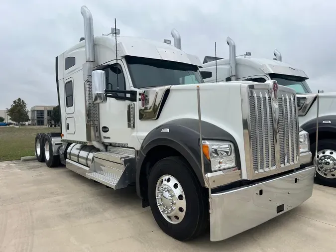 2023 Kenworth W990b4c23c71bb24a450632480551e0da406