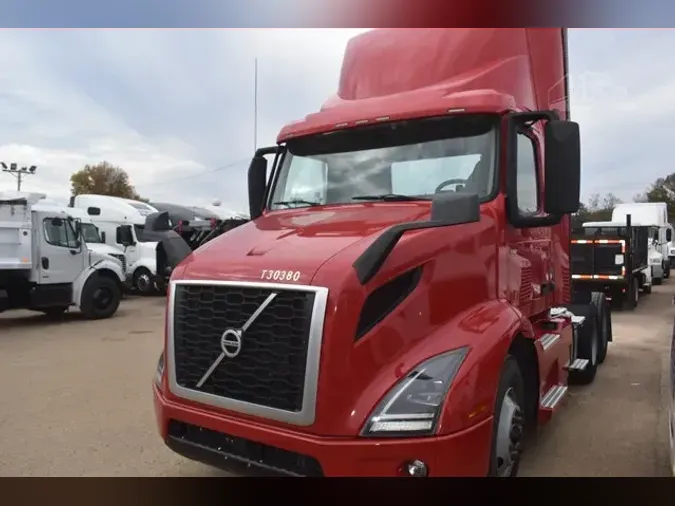 2021 VOLVO VNR64T300