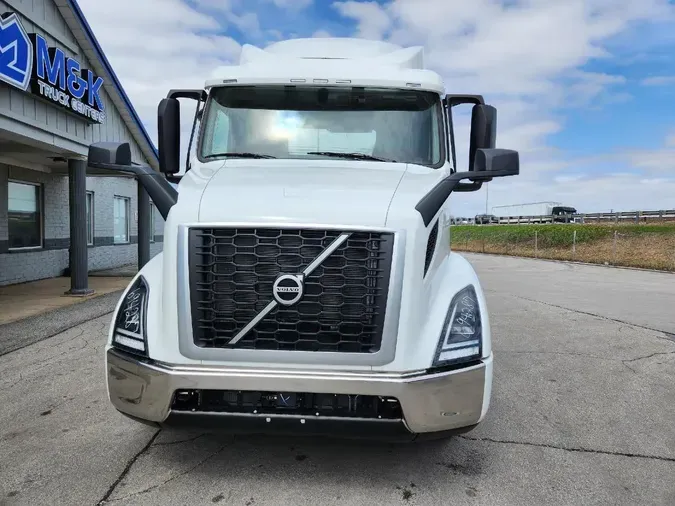 2025 VOLVO VNR64T300