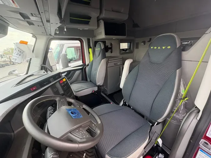 2025 VOLVO TRUCK VNL64TV04