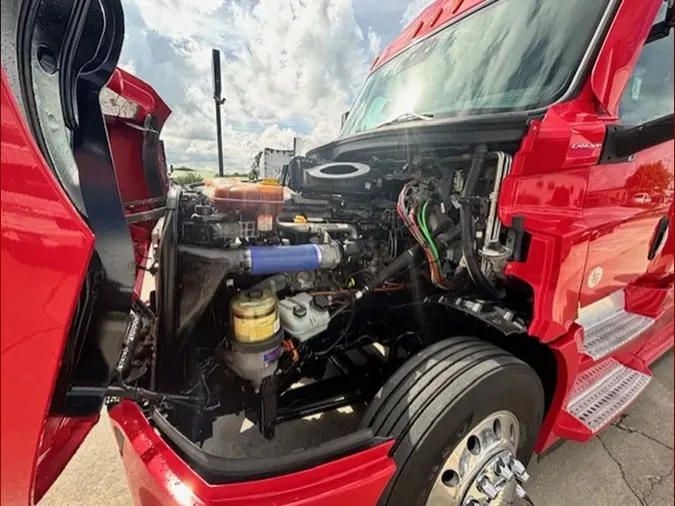 2021 Freightliner Cascadia 126