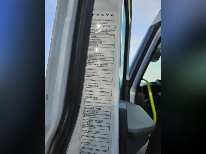 2025 VOLVO VNL64TV04