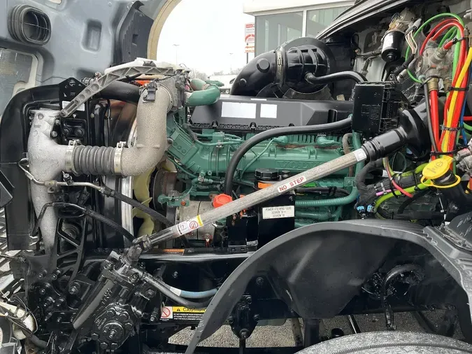 2020 VOLVO VNL64T760