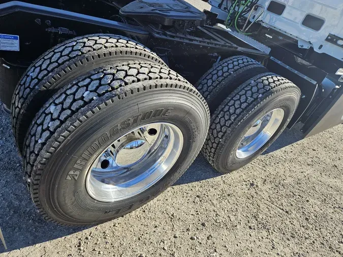 2026 VOLVO VNL64T860