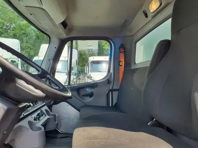 2018 FREIGHTLINER M2 106