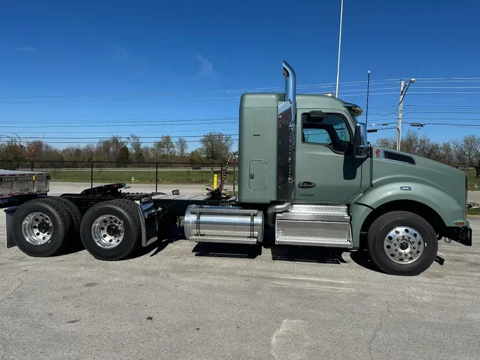 2025 Kenworth T880