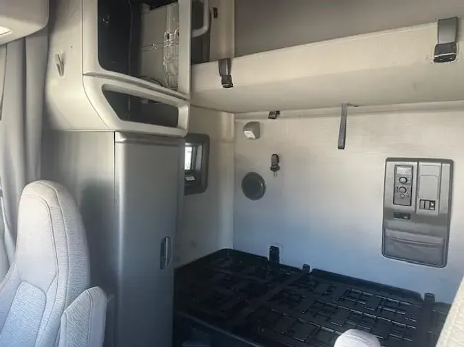 2021 Volvo VNL64T760b506f1eb3220b366fa5292e19b73b39e