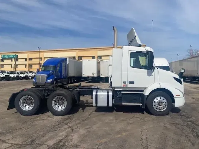 2021 Volvo VNL64T300