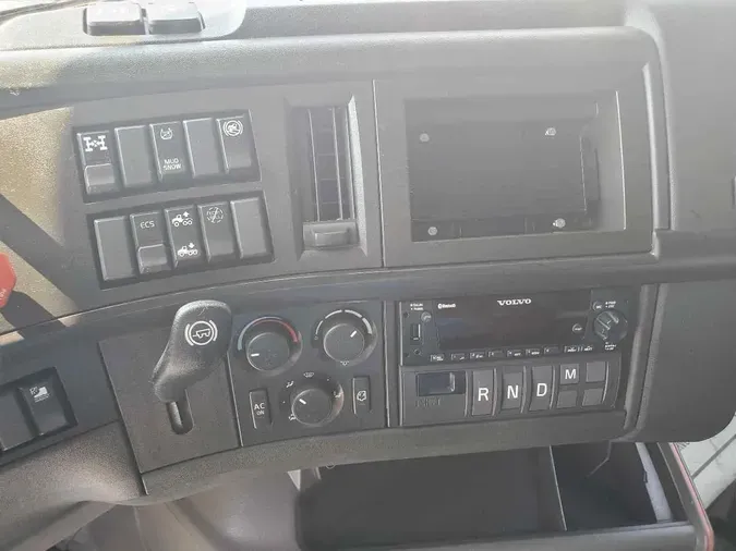 2023 VOLVO VNL64T740