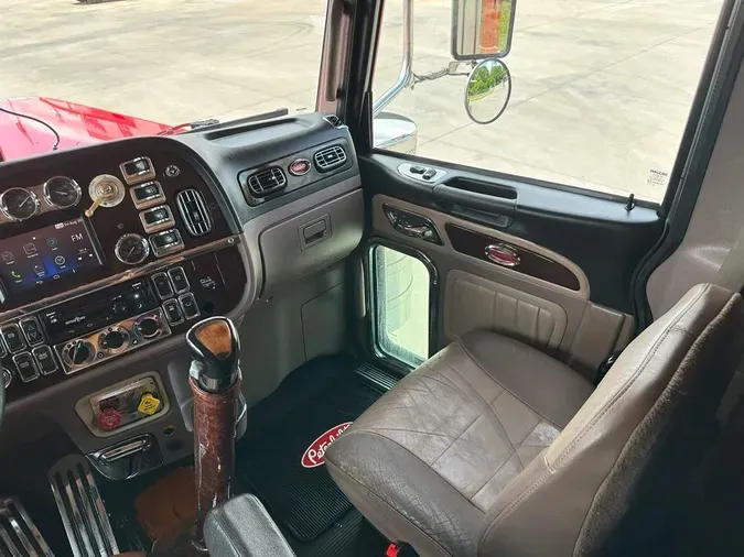 2017 PETERBILT 389