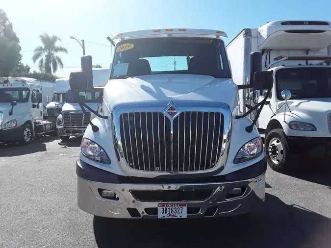 2019 NAVISTAR INTERNATIONAL RH613 DAYCAB S/A