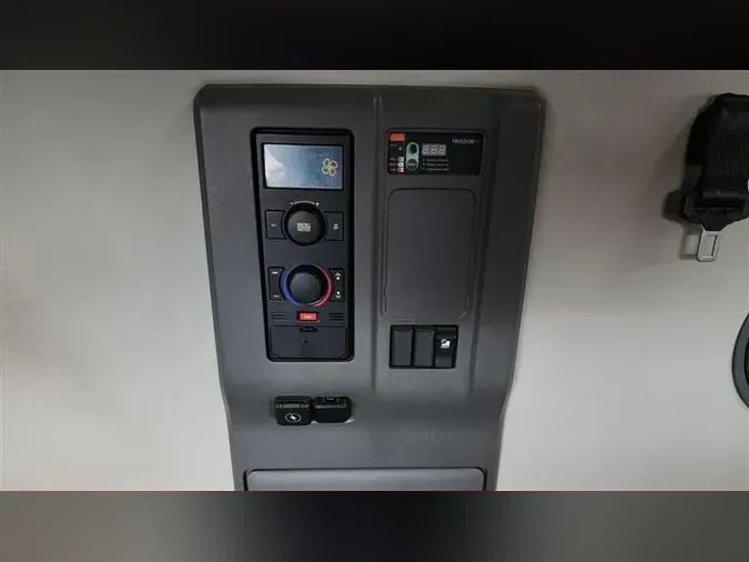 2022 VOLVO VNL760