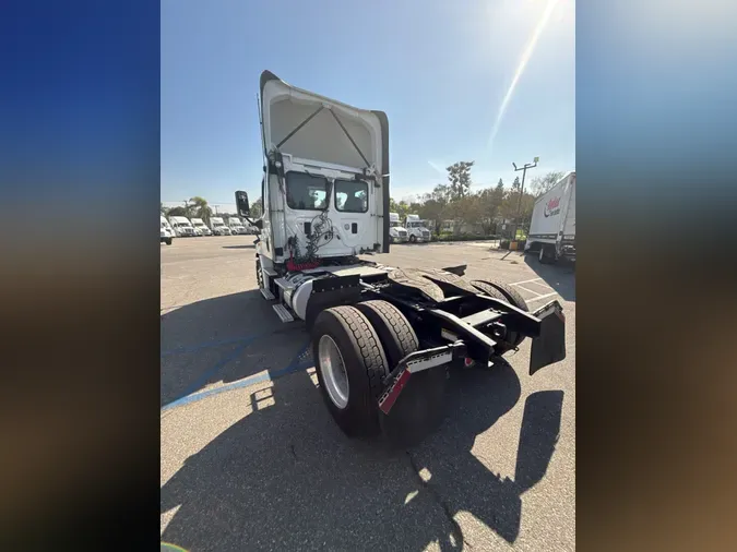 2017 FREIGHTLINER/MERCEDES CASCADIA 113