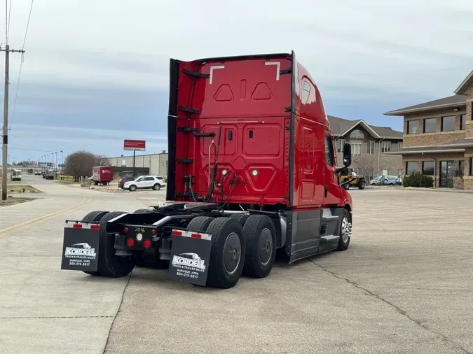 2022 FREIGHTLINER Cascadia 126