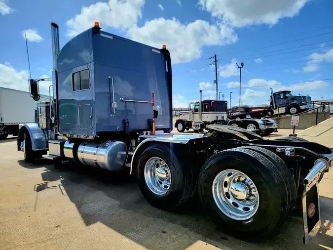 2023 Peterbilt 389