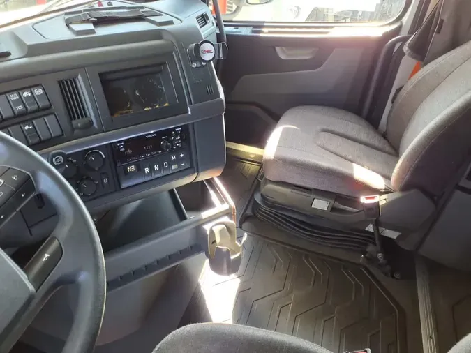2021 VOLVO VNL64T-760