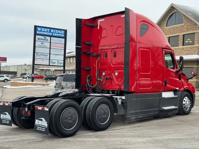 2021 FREIGHTLINER Cascadia 126