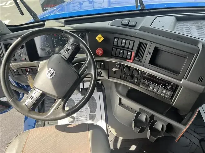 2019 VOLVO VNL760