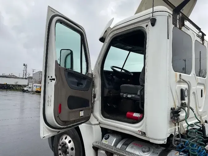 2018 Freightliner X12564ST