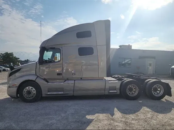 2021 VOLVO VNL760