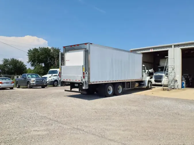 2018 FREIGHTLINER M2 106