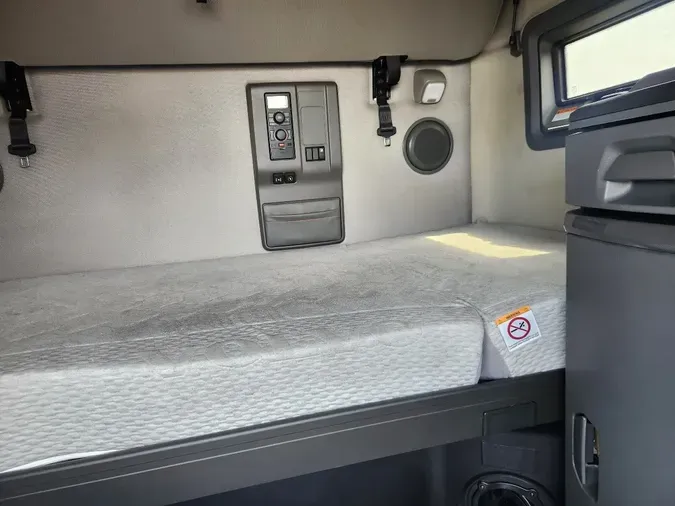 2019 VOLVO VNL64T740