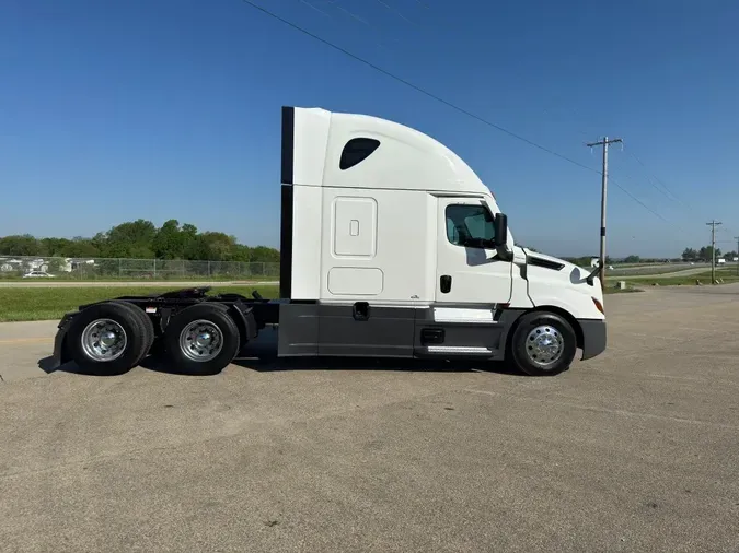 2022 FREIGHTLINER Cascadia 126