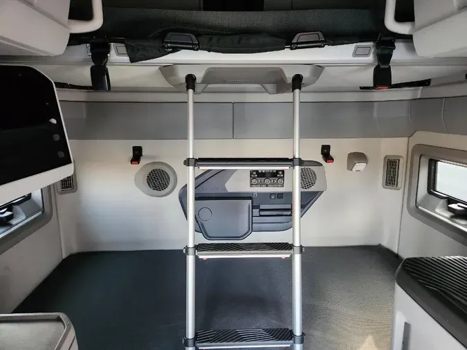 2025 VOLVO VNL64T860