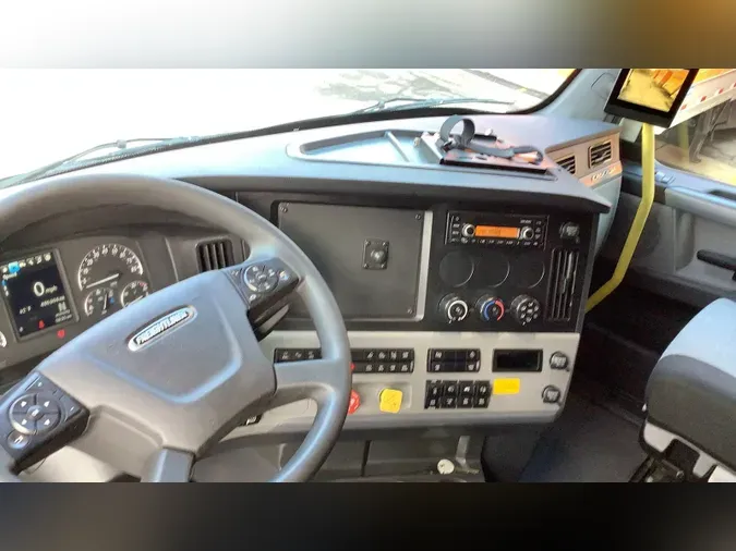 2022 Freightliner Cascadia 126