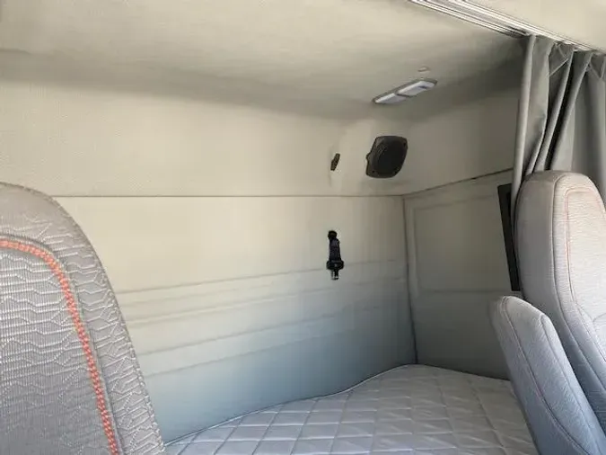 2023 Volvo VNR64T400