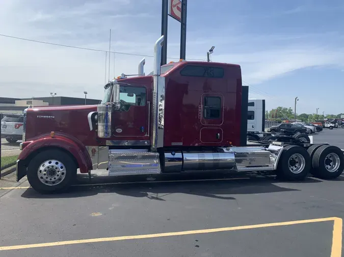 2025 Kenworth W900