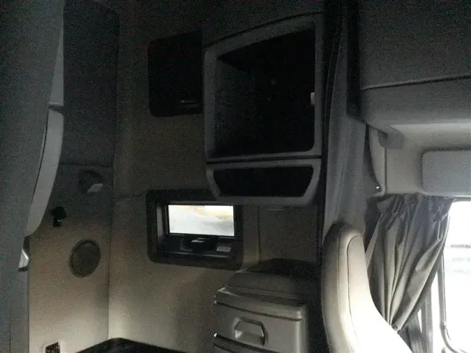 2019 VOLVO VNL760