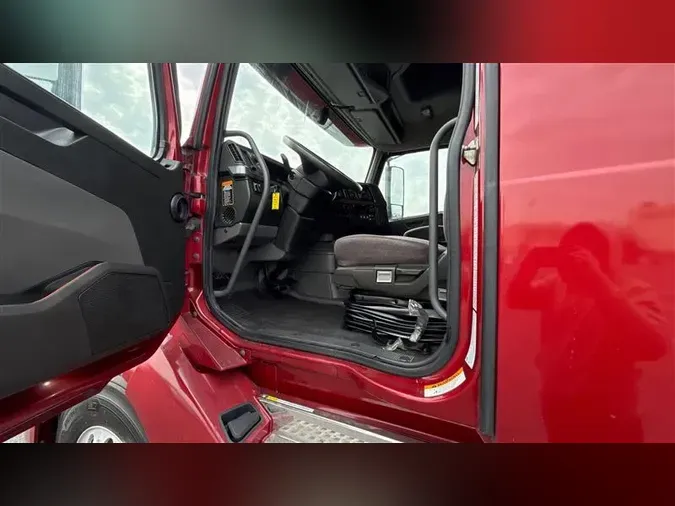 2021 VOLVO VNL760