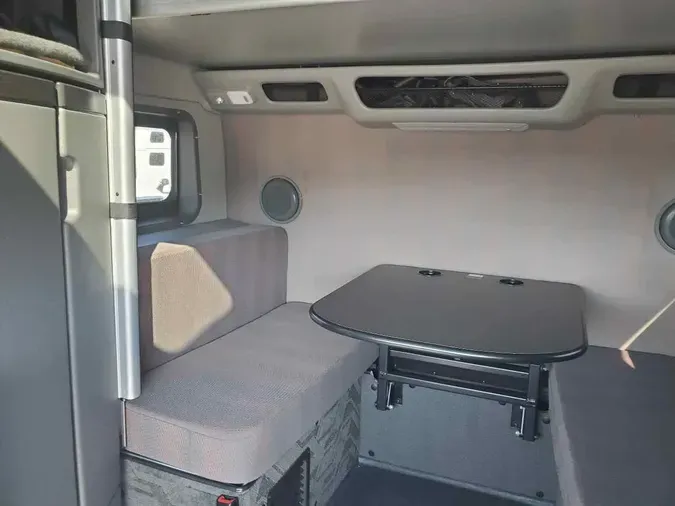 2021 VOLVO VNL64T860
