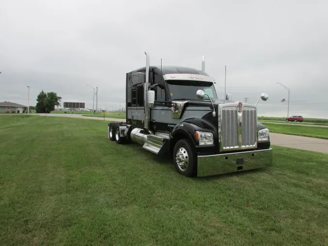 2023 Kenworth W990