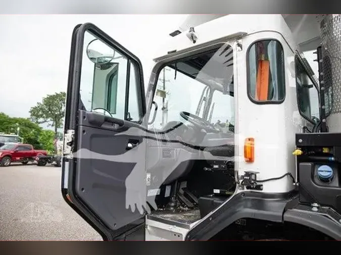 2025 PETERBILT 520