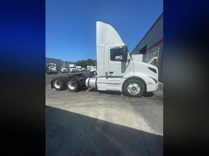 2018 VOLVO VNL64T-300