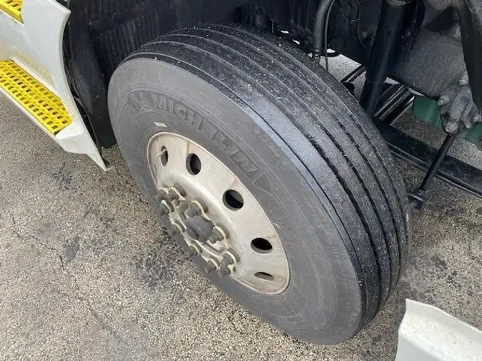 2023 Volvo VNR64T400